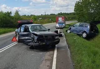 Czołowe zderzenie. Troje dorosłych i dwoje dzieci rannych 