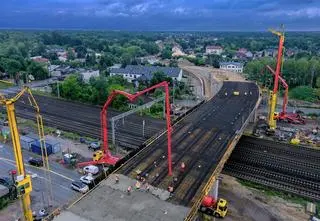 1725 ton betonu. Rośnie wiadukt nad torami 