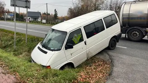 Jechał wężykiem, skończył w rowie