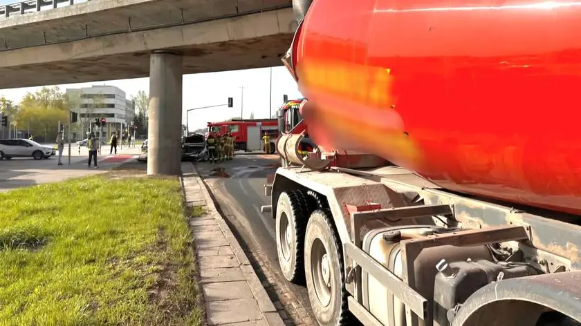 Ciężarówka wjechała w tył auta osobowego. Korek na wjeździe do Warszawy