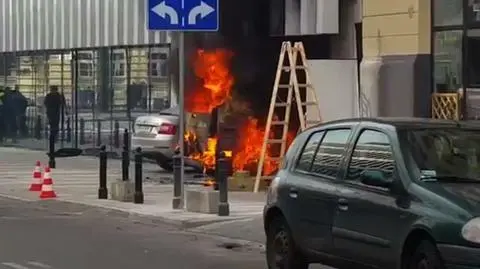 Auto w płomieniach. Ewakuacja teatru i Ministerstwa Spraw Zagranicznych