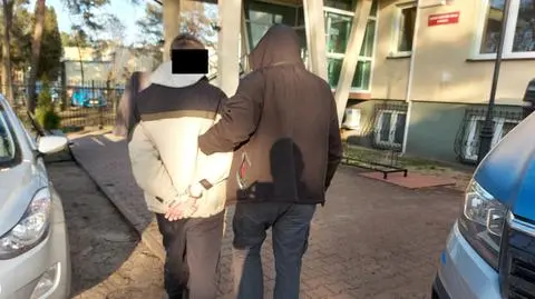 "Na widok karetki podniósł się z ziemi i zaczął uderzać pięściami w karoserię, szyby"