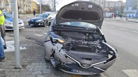 Wypadek na Broniewskiego, jedna osoba w szpitalu