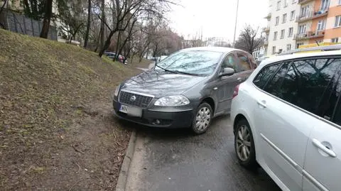 "Pieszy może pójść skarpą albo ulicą". Straż miejska zawalona zgłoszeniami