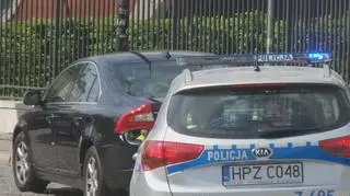 Auto uderzyło w latarnię