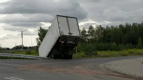 Naczepa nad jezdnią, kabina w rowie. Kolizja przy S8