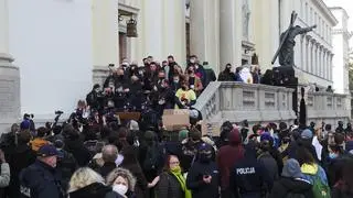 Protest pod kościołem Świętego Krzyża na Krakowskim Przedmieściu 