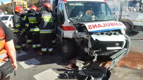 Zderzenie na Grójeckiej. "Karetka na sygnale wjechała na czerwonym"