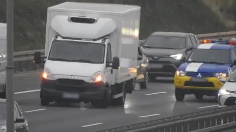 Zderzenie czterech aut na S2, bus ma urwane koło. Są utrudnienia 