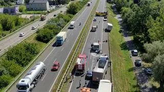 Ciężarówka wjechała w auto drogowców