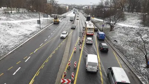 Niektórzy kierowcy jeżdżą buspasem na Trasie Łazienkowskiej