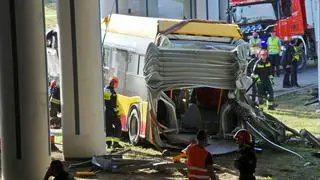 Strażakom udało się ustawić autobus na kołach