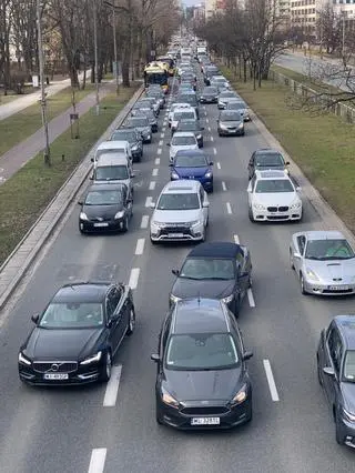 Zderzenie karetki i auta dostawczego na Sobieskiego