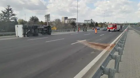 Rozbite BMW, przewrócony samochód dostawczy. Zderzenie na S79
