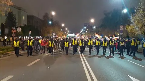 Protestujący maszerują w kierunku siedziby TK