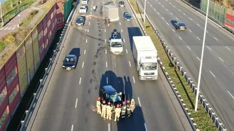 Kierowca opla uderzył w auto dostawcze, potem w wywrotkę. Trasa Siekierkowska stanęła w korku 