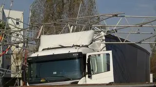 Tir wjechał w bariery na Wisłostradzie