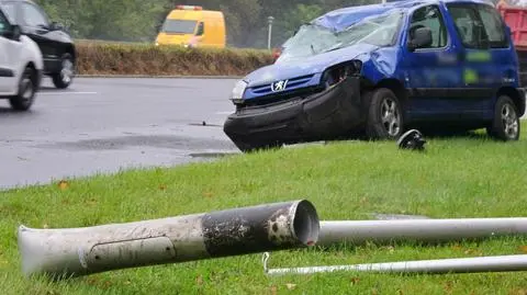 Ściął latarnię i dachował. Kolizja na Wisłostradzie