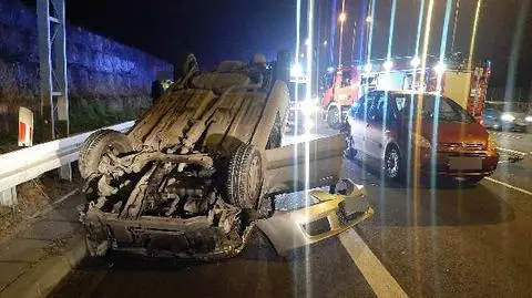 Zderzenie trzech aut na S2, jedno z nich dachowało. Ranni