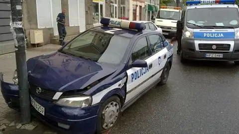 Chcieli ominąć toyotę, wylądowali na latarni