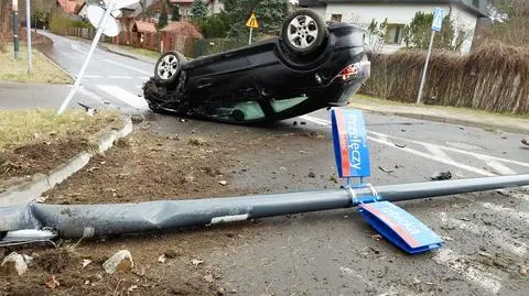 Na rondzie uderzyła w latarnię, jej auto dachowało 