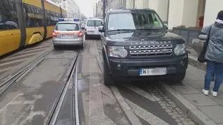 Auto blokuje przejazd tramwajów