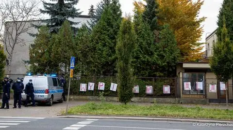 Niecenzuralny napis i pieluchy na ogrodzeniu domu Kaczyńskiego. Policjanci zawieszeni