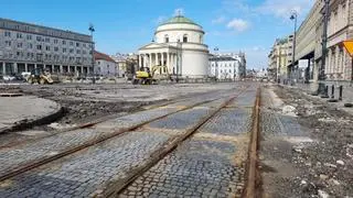 Zabytkowy bruk i tory na placu Trzech Krzyży