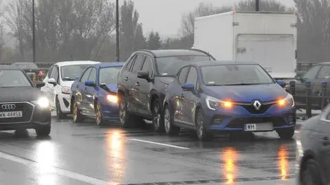 Trasa Łazienkowska. Cztery auta rozbite, korek w stronę centrum 