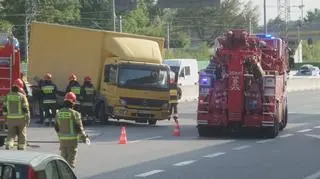 Ciężarówka zawisła na betonowej barierze