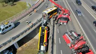 Akcja podnoszenia wraku autobusu na trasie S8