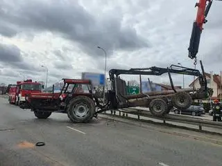 Ciągnik wjechał w barierki na drodze krajowej numer 61