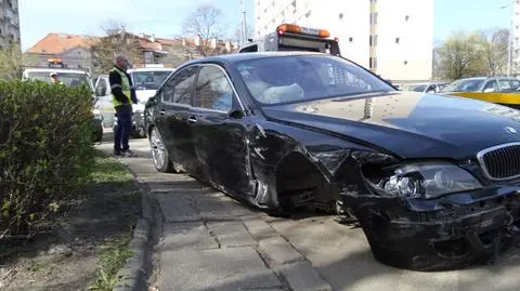 Kolizja w al. Solidarności. BMW straciło koło