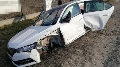 Kolizja pod Pruszkowem, auto wpadło do rowu. "Kierujący i pasażer oddalili się"