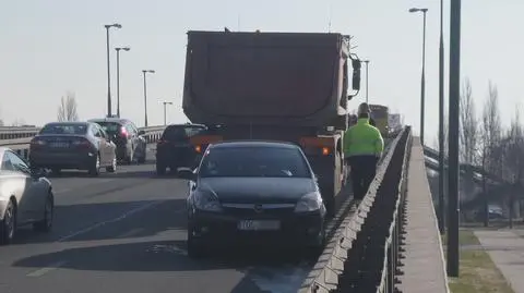 Kolizja na Łopuszańskiej. Utrudnienia w stronę Mokotowa