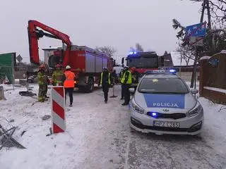 Dwa samochody wpadły do wykopu na budowie metra