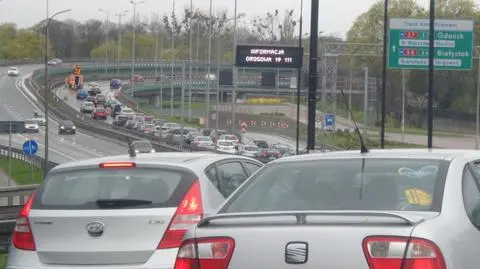 Auto na barierkach. Korek na wjeździe na S8