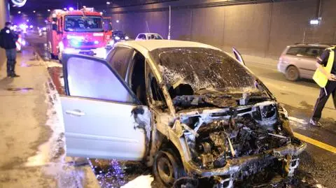 Citroen spalił się w tunelu Wisłostrady