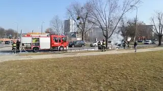 Pożar samochodu na ulicy Stawki