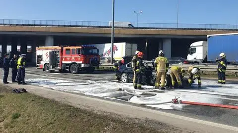 Pożar samochodu pod wiaduktem trasy S8