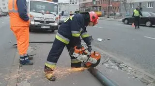 Przerdzewiała latarnia przewróciła się na Grochowskiej