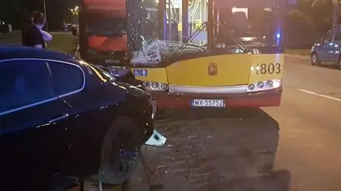 Zaparkowała maserati, uderzył w nie autobus