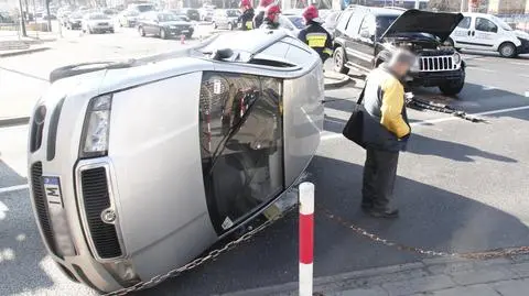 Skoda na boku po zderzeniu z jeepem