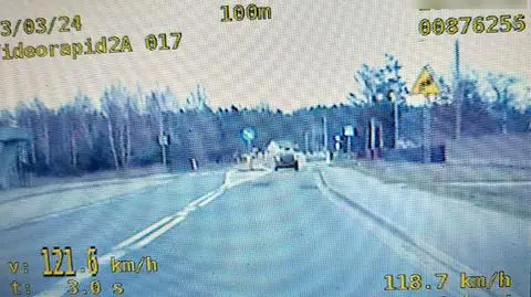 121 km/h w terenie zabudowanym i policyjna kontrola. Kierowca przesiądzie się na fotel pasażera 