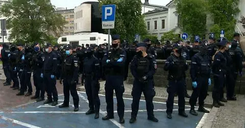 Policja otoczyła kordonem protestujących