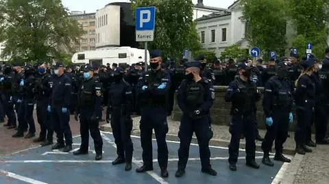 Policja otoczyła kordonem protestujących