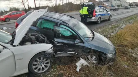 Skoda w rowie po zderzeniu z BMW. Dwie osoby ranne