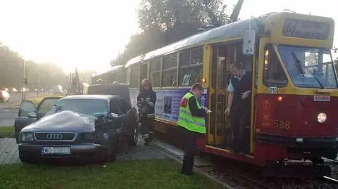 Audi wjechało pod tramwaj
