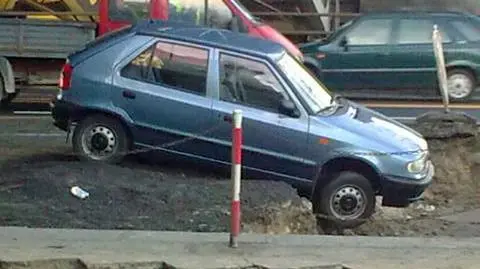 Nie zauważył, że nie ma drogi Jechał dalej