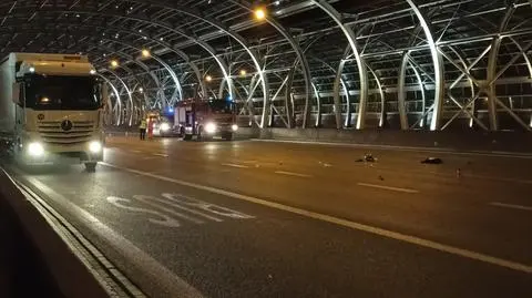 Nocny wypadek w szklanym tunelu. Ranny motocyklista